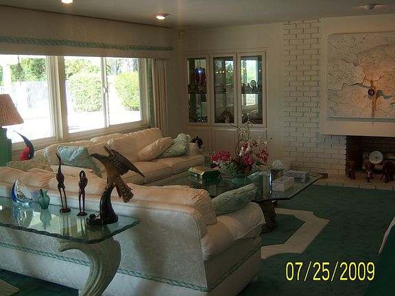 Living Room with patent carpet, very nice show-closet & beau