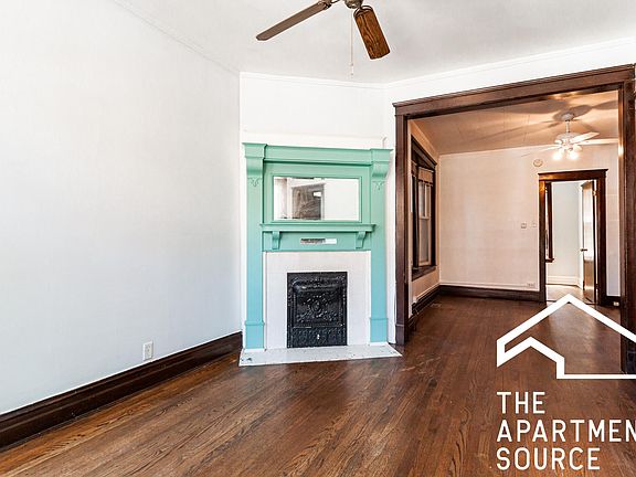 3rd image of 1009 W Newport Ave