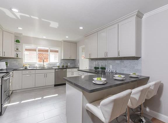 4th image of 2921 Union Ave