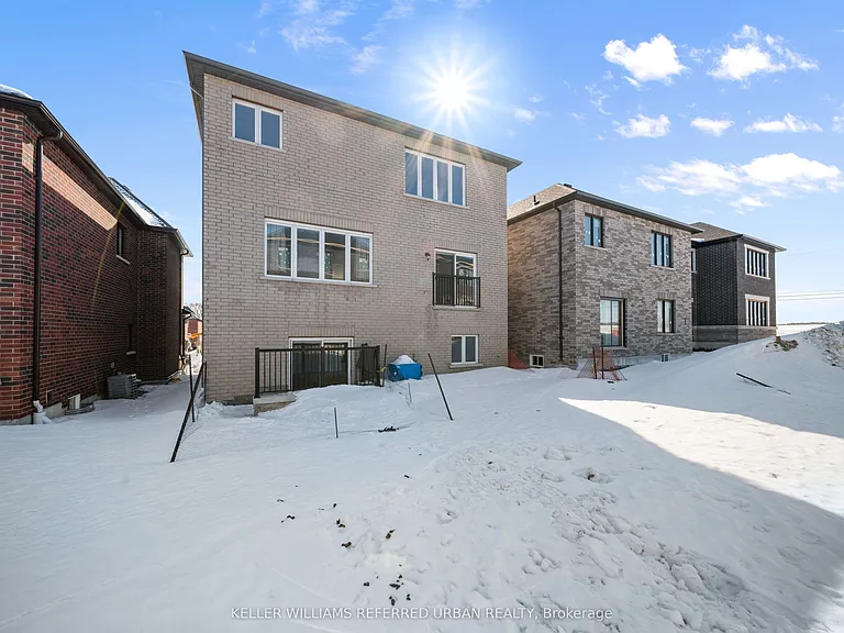 1466 Stovell Cres #MAIN UPPER — Photo 35