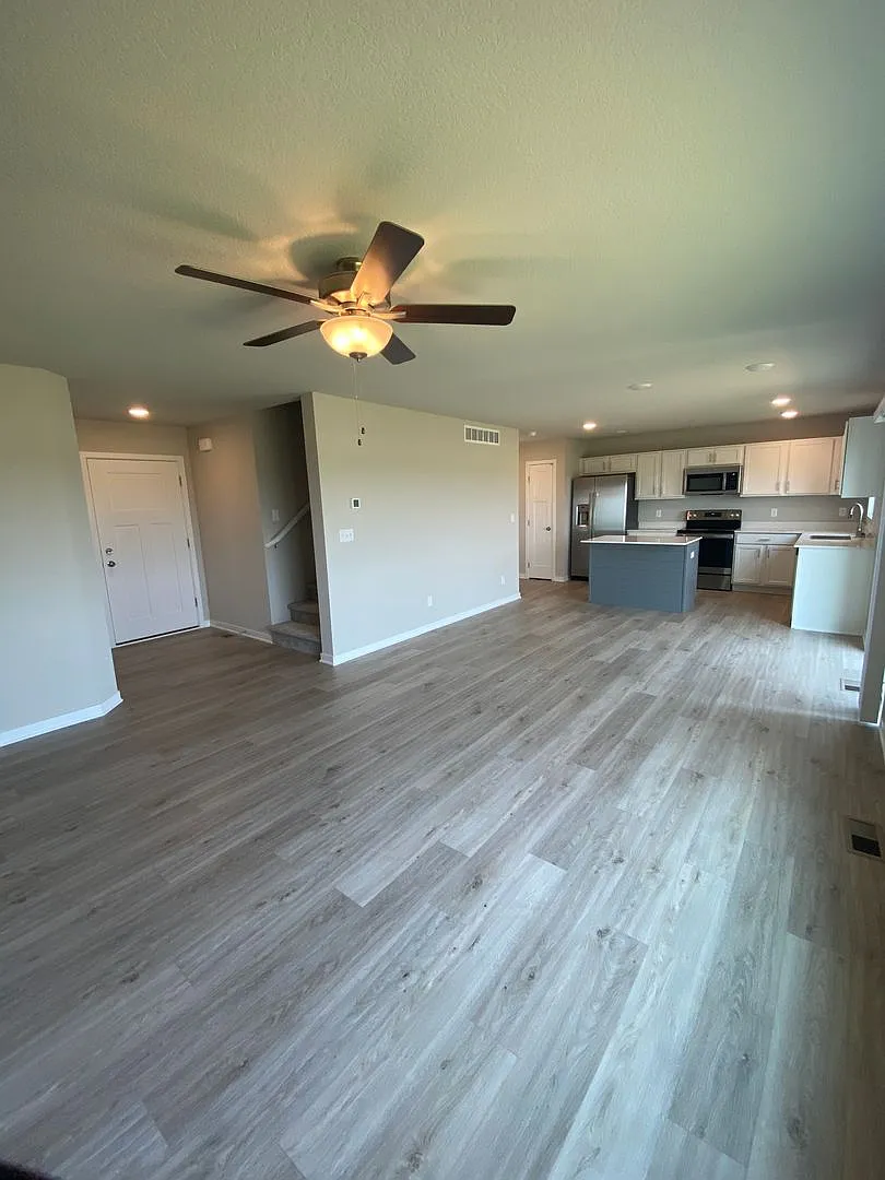 Newer Build Home in Beautiful Norwalk! HUGE finished basement! — Photo 4