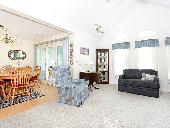 4th image of 26 Ledgebrook Dr