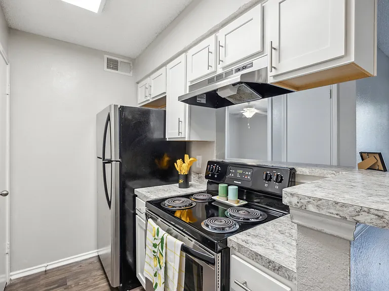 Woodbridge Apartments — Photo 7