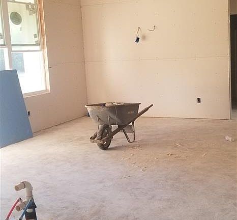 5th image of 207 Loveless St