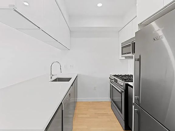 4th image of 2600 7th Ave #4Z