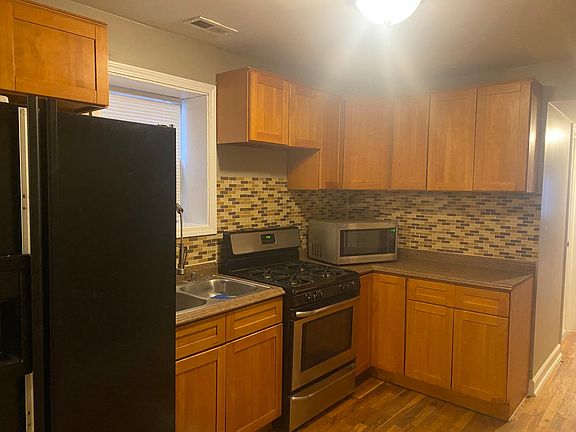 3rd image of 922 W 50th Pl #1STFLOOR