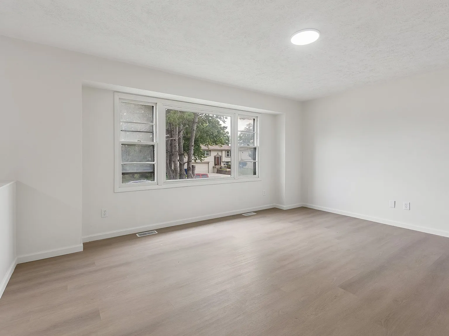 3 bed, 2.5 bath, 2221 sqft, $2,395 — Photo 4
