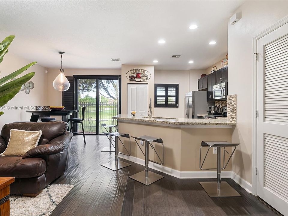 1st image of 305 NE 194th Ln