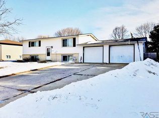 322 Sunset Dr, Beresford, SD 57004