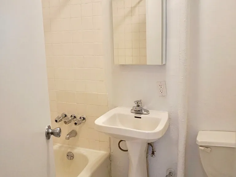 129 W 128th St #1C — Photo 5