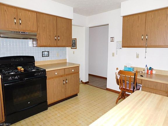 3rd image of 9821 River Oaks Dr
