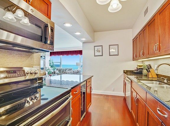 4th image of 3180 N Lake Shore Dr APT 21F