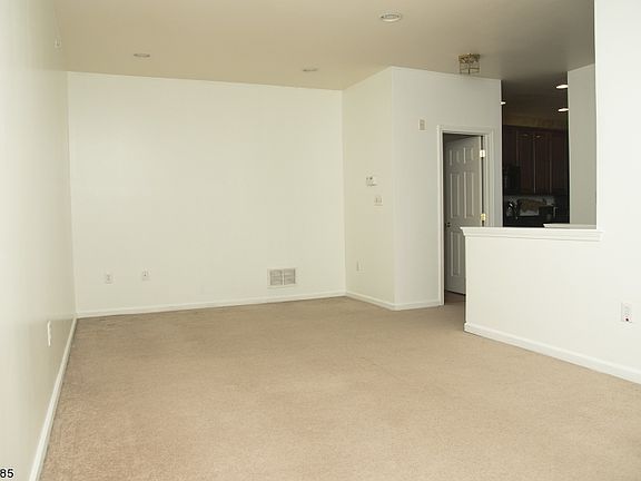 4th image of 2 Carpenter Ct