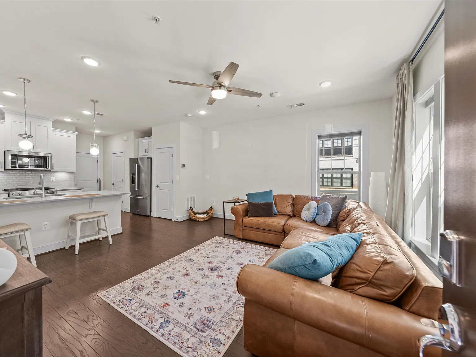 3 bed, 2.5 bath, 1700 sqft, $3,950 — Photo 4