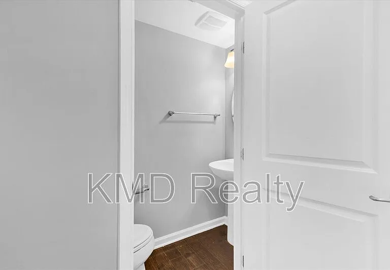 1935 Fleetwood Dr — Photo 16