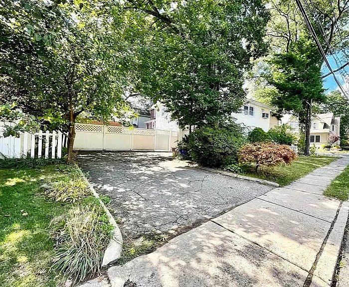 Kingsland Ln — Photo 1