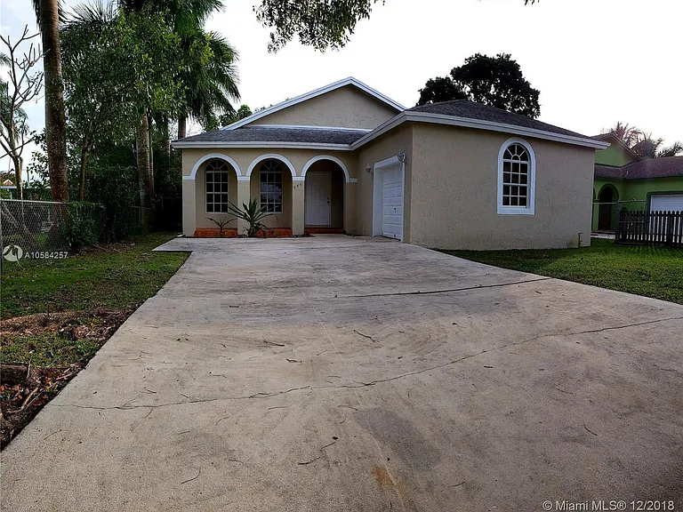 446 NW 14th St — Photo 1