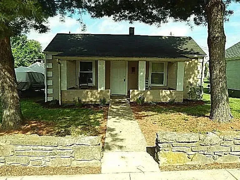 722 Moore Ave — Photo 1