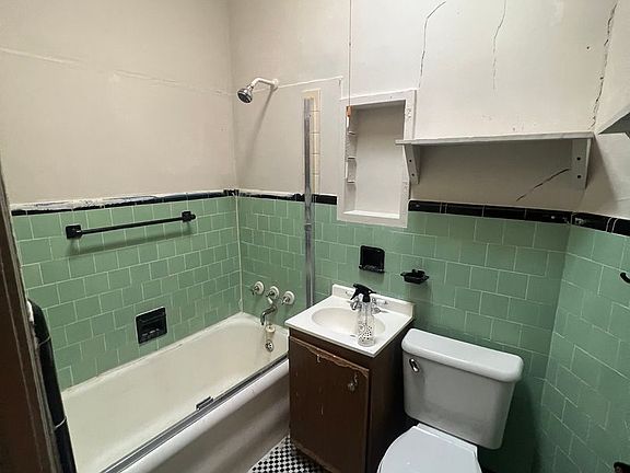 4th image of 3015-25 N Milwaukee Ave #214