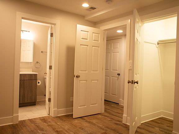 5th image of 1426 W Henderson St #1