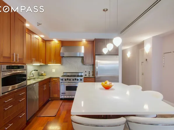 325 West 13th Street image 1 of 11