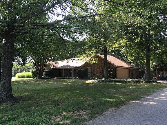 2nd image of 3040 Summerhill Dr