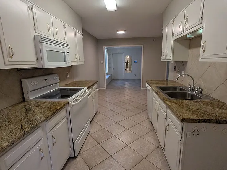 976 Sunmeadow Dr — Photo 8