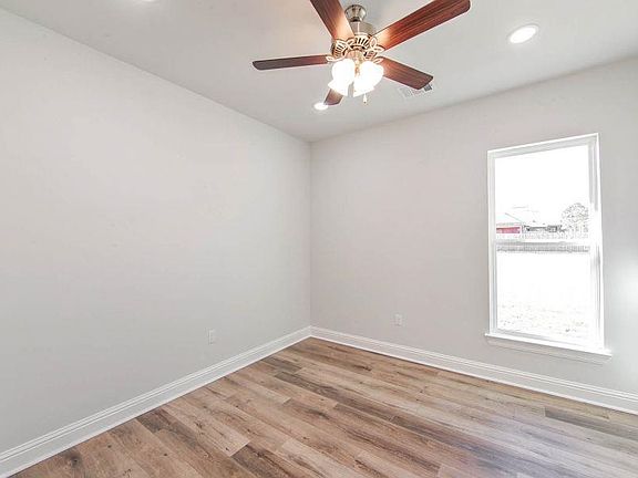 5th image of 301 Couch Dr