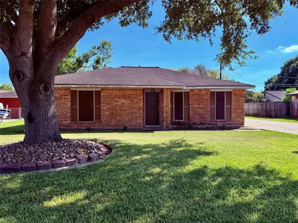1308 Hospital Dr, Angleton, TX 77515