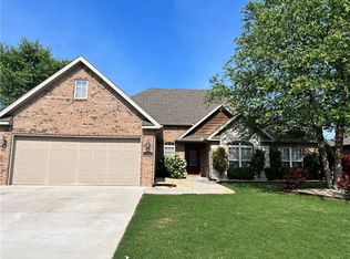 1051 Tarah Knolls Cir, Centerton, AR 72719