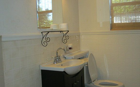 3rd image of 423 E 48th St