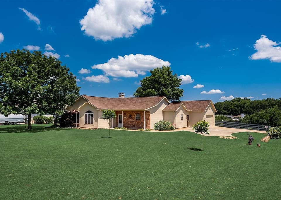 1st image of 320 Overland Dr