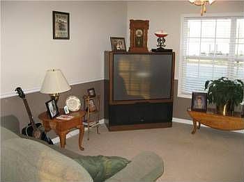 3rd image of 102 Lorien Cir