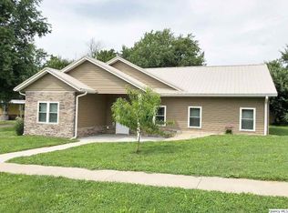 203 E Washington St, Mendon, IL 62351