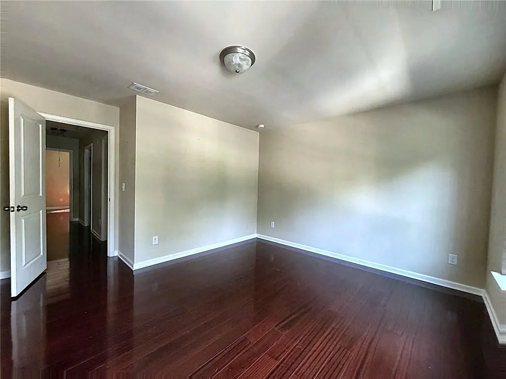 3 bed, 2.0 bath, 2544 sqft, $2,350 — Photo 4