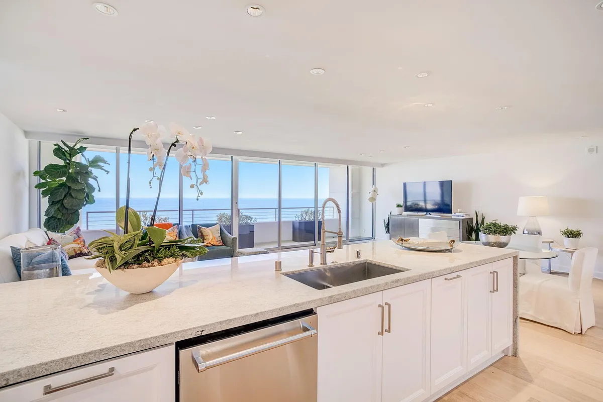 Open and airy kitchen - 1221 Ocean Avenue