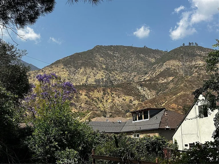2151 N Altadena Dr — Photo 27