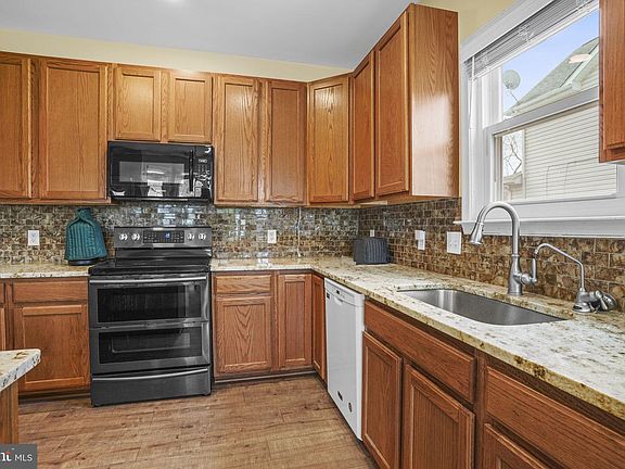 4th image of 1006 Henry Ave