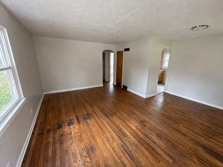 2573 Azelda St — Photo 2