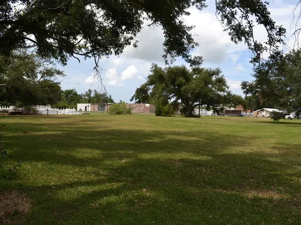 1 Oakridge Dr, Golden Meadow, LA 70357