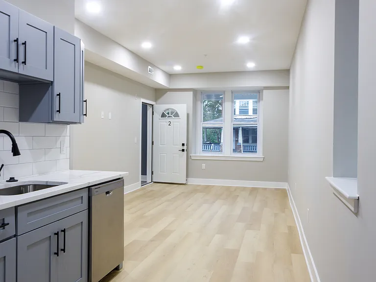 1201 Lindley Ave — Photo 4