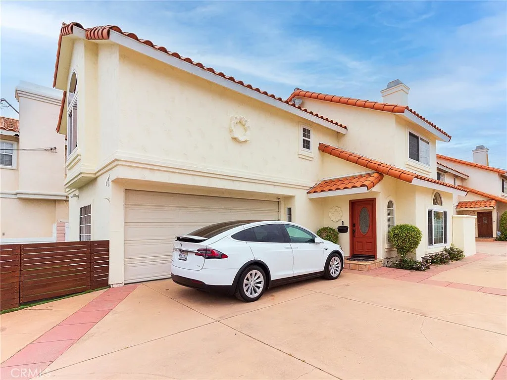 4 bed, 1760 sqft, $5,995 — Photo 3