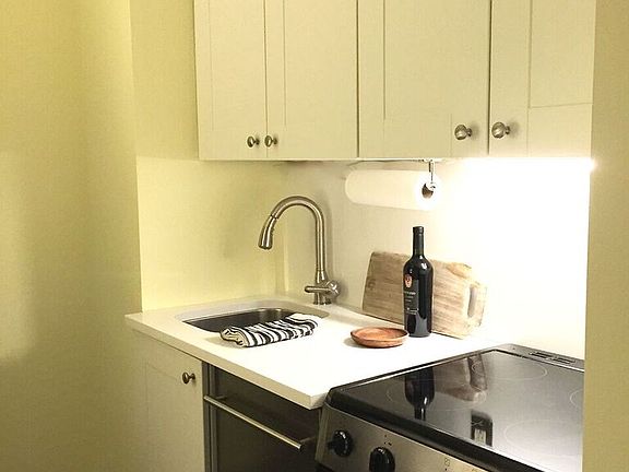 4th image of 58 W 58th St APT 18D