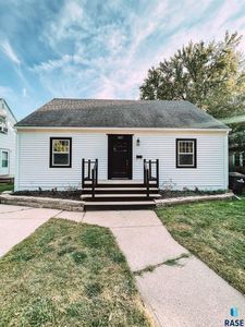 1027 E 3rd Ave, Mitchell, SD, 57301
