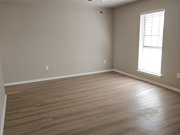4th image of 5566 Briarwood Dr