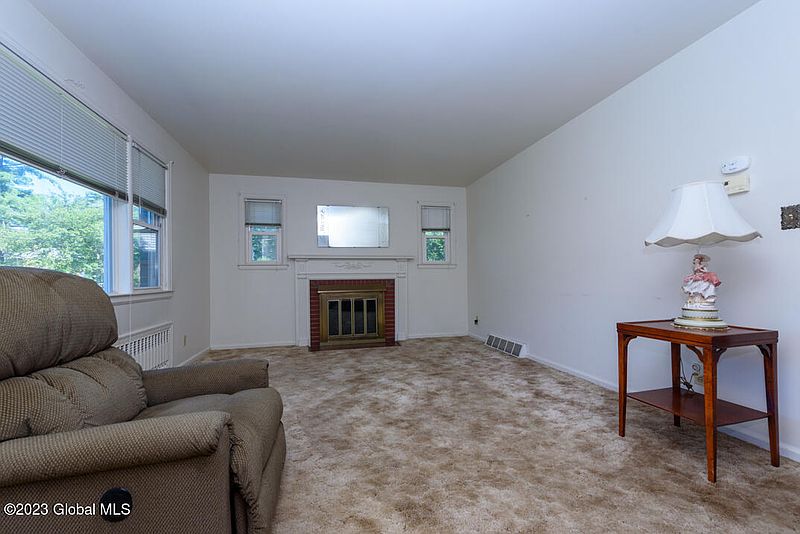 5th image of 16 Minnowbrook Avenue