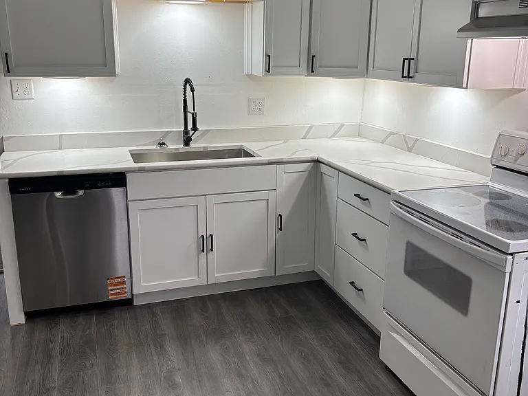 910 Hill St — Photo 13