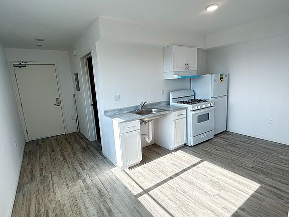 3rd image of 10502 Wilmington Ave #302