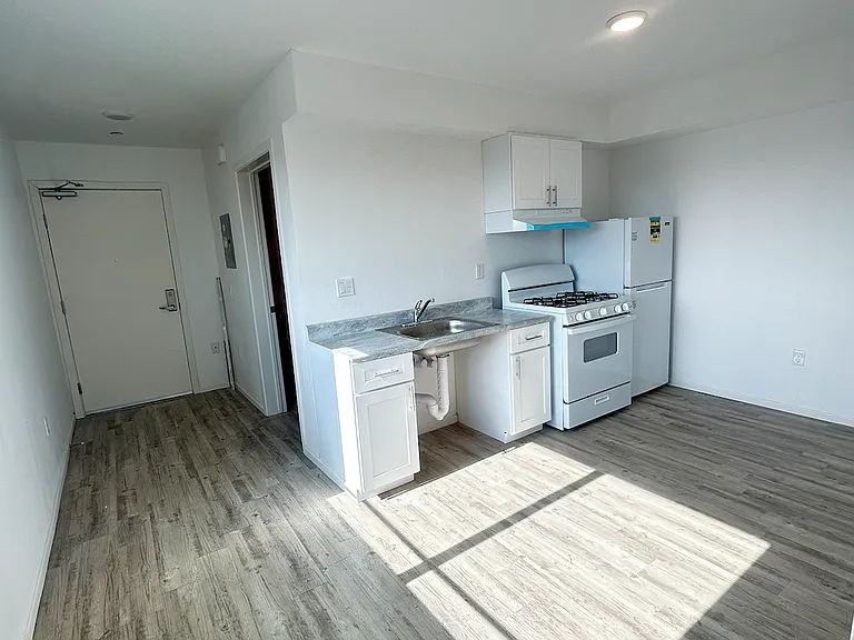 10502 Wilmington Ave #302 — Photo 3