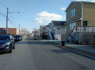 19 Deal Rd, Island Park, NY 11558